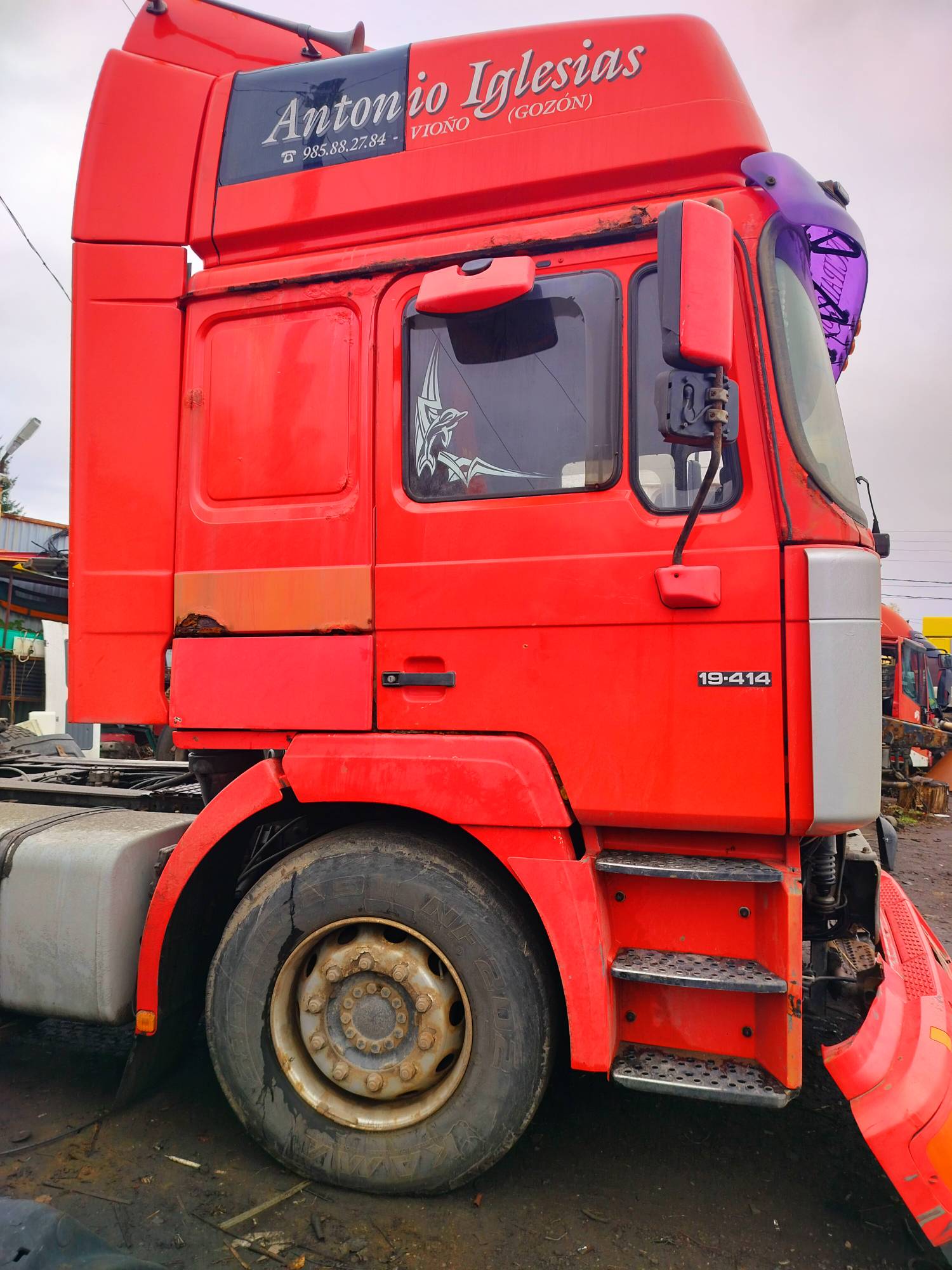 На разборку поступил MAN F2000 2000 г.в. Двигатель D2866LF31 4-х клапанные головки, КПП 16S181 с ретардой, редуктор HY13110 37/12 подвеска рессорная перед, сзади воздух. Кабина высокая, гнилая. Крыша в продаже.